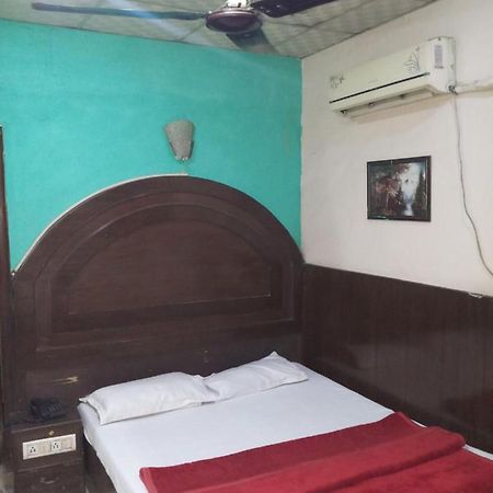 Hotel Diplomat Inn Нью-Дели Экстерьер фото